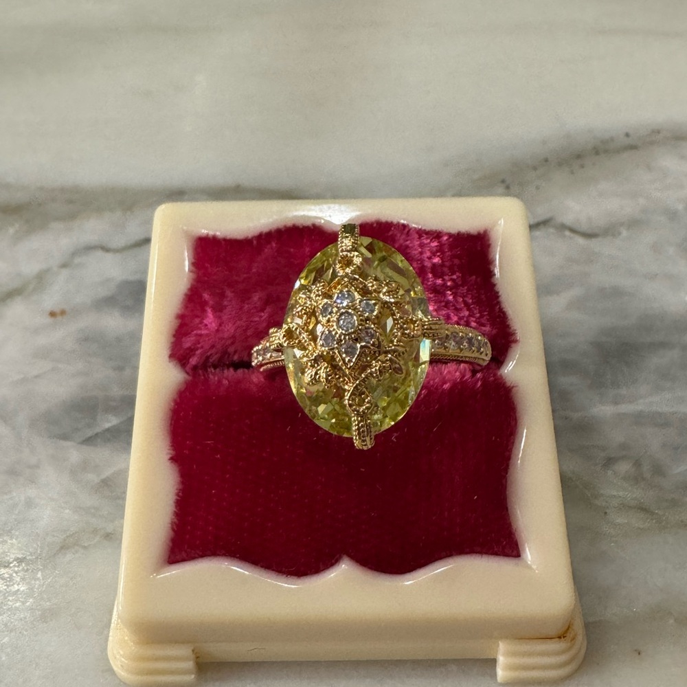 Elegant Gold and Green Glass Ring